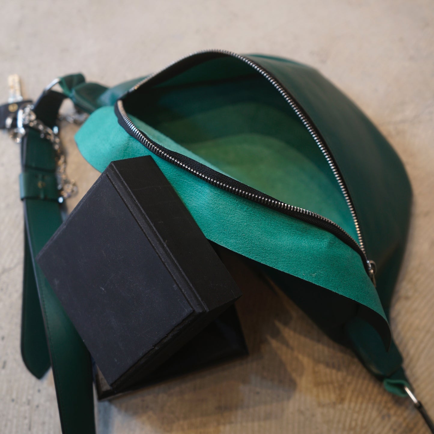 Body bag / green / atelier Charls